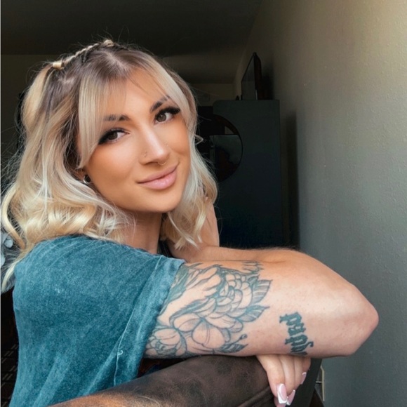 Meet your Posher, Ceryse - Picture 1 of 2